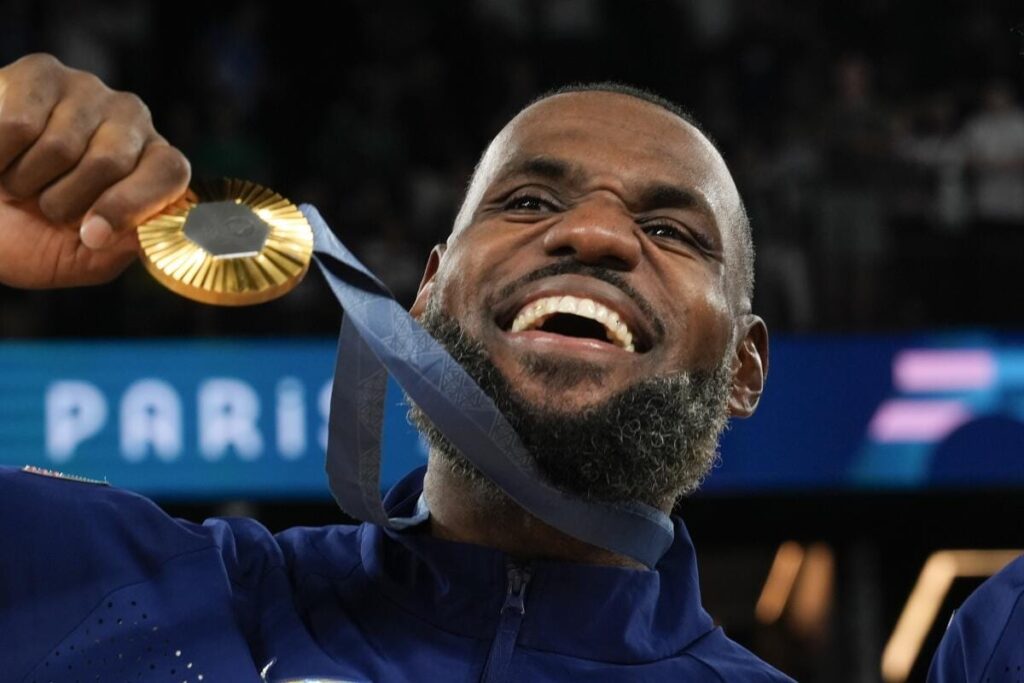 Reconhecimento na forma de medalha de ouro no peito de Lebron James